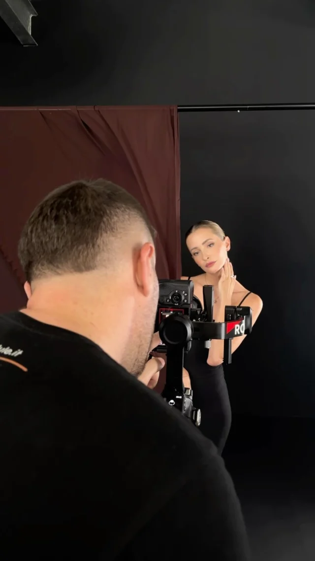 Non tutte le produzioni nascono in una location. 

A volte è lo studio fotografico a diventare il luogo perfetto in cui costruire immagini, atmosfere e dettagli. ✨

In questo nuovo backstage vi portiamo dietro le quinte di uno shooting dedicato al mondo della gioielleria: dalla preparazione della modella al make-up, fino agli scatti fotografici e alle riprese video.

Luci, inquadrature, piccoli aggiustamenti e tanta attenzione a ogni particolare: perché dietro pochi secondi di contenuto c’è sempre un grande lavoro di squadra.

Ogni tanto lasciamo le location e torniamo in studio… ma la voglia di creare qualcosa di speciale rimane sempre la stessa. 🎥📸

#FloridaStyleAgency #Backstage #BehindTheScenes #ShootingFotografico #VideoMaking JewelryShooting